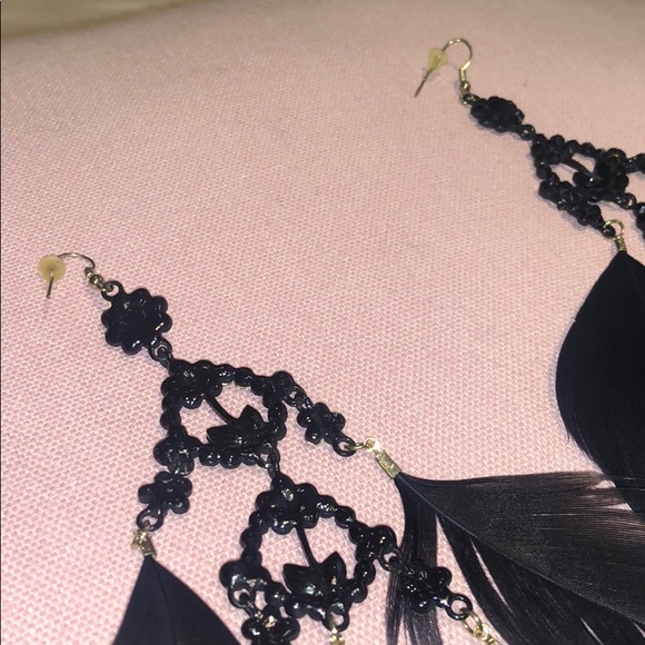 Black drop down feather hanging earrings - Picture 4 of 4